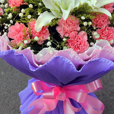 花袭人鲜花旗舰店 用19朵粉康乃馨与3朵百合，为母亲节献上深情祝福
